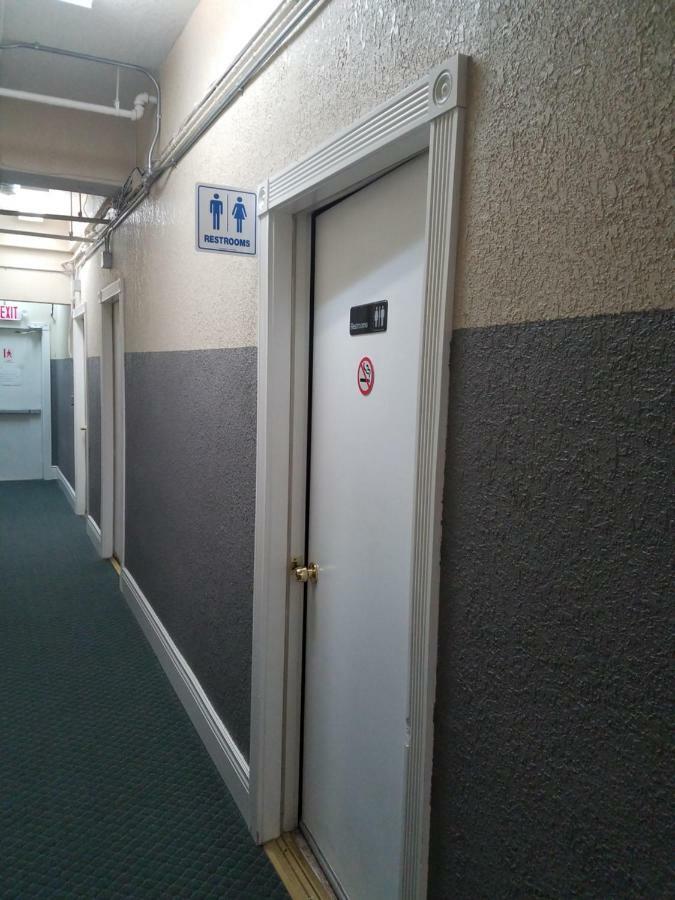 Lit Simple en Dortoir pour Hommes avec Salle de Bains Commune