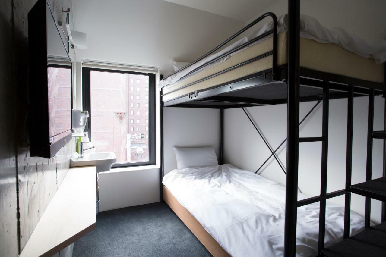 Chambre Lits Jumeaux avec Lits Superposés et Salle de Bains Commune