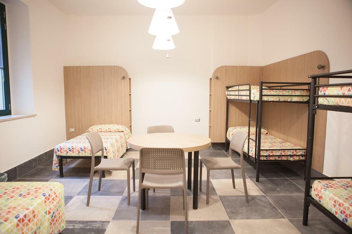 Lit dans Dortoir pour Femmes de 6 Lits