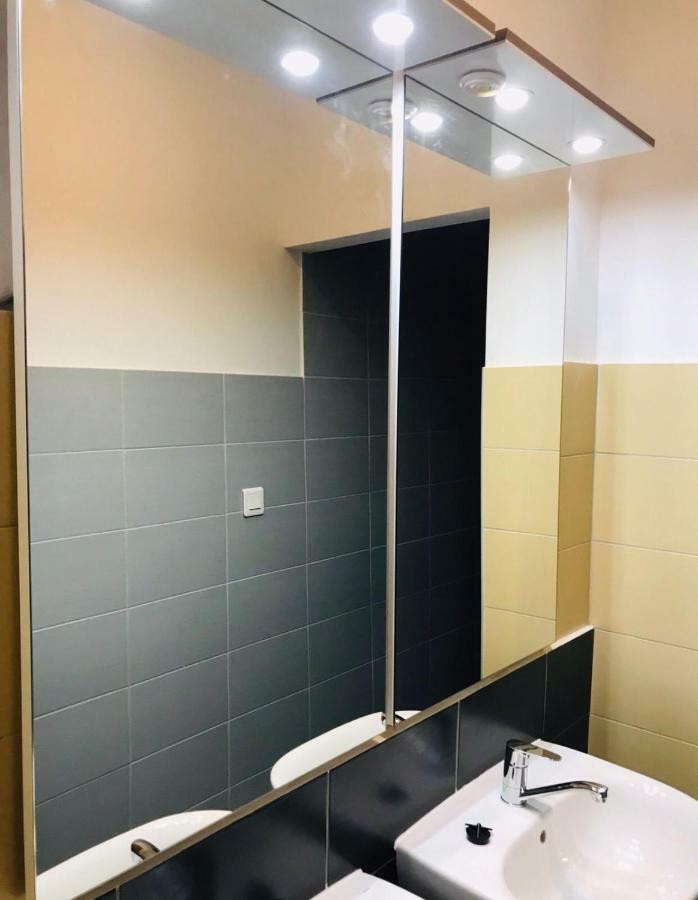 Lit Simple dans Dortoir Mixte