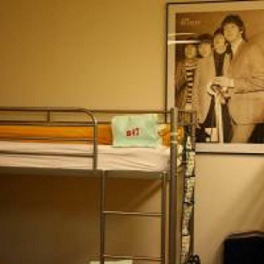 Lit Simple dans Dortoir Mixte