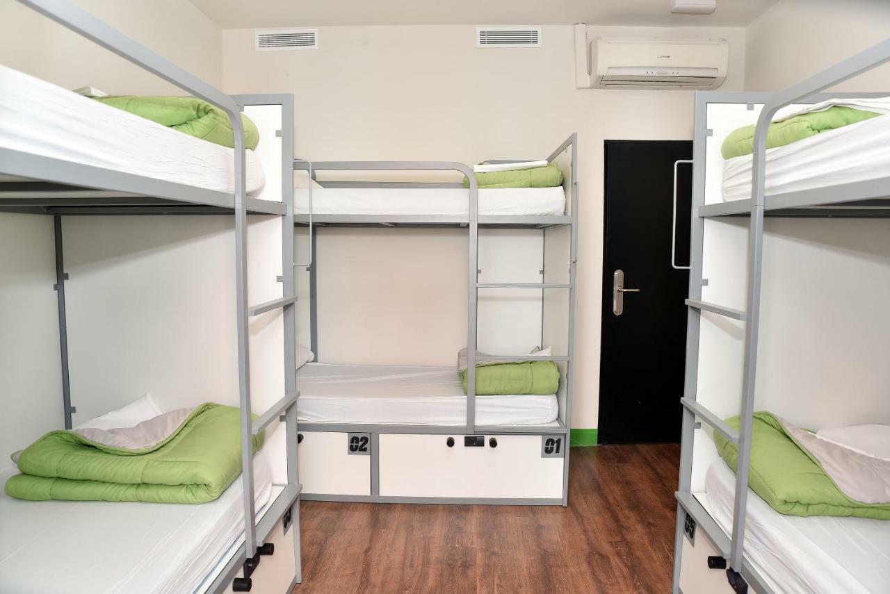 Lit dans Dortoir Féminin de 12 Lits