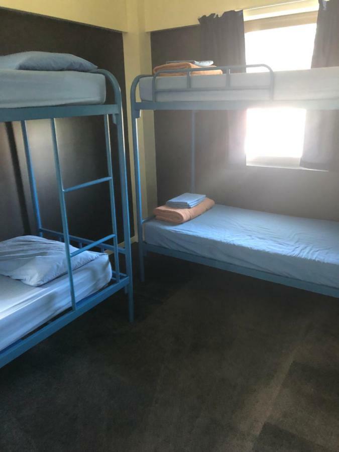 Ce lit se trouve dans un dortoir mixte doté de 4 lits et d’un accès à une salle de bains commune.