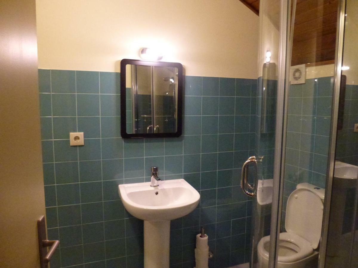 Lit dans Dortoir pour Femmes de 8 Lits