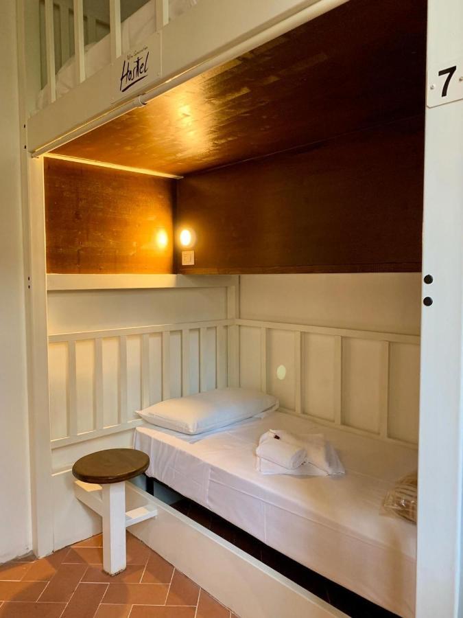 Lit Simple dans Dortoir pour Femmes