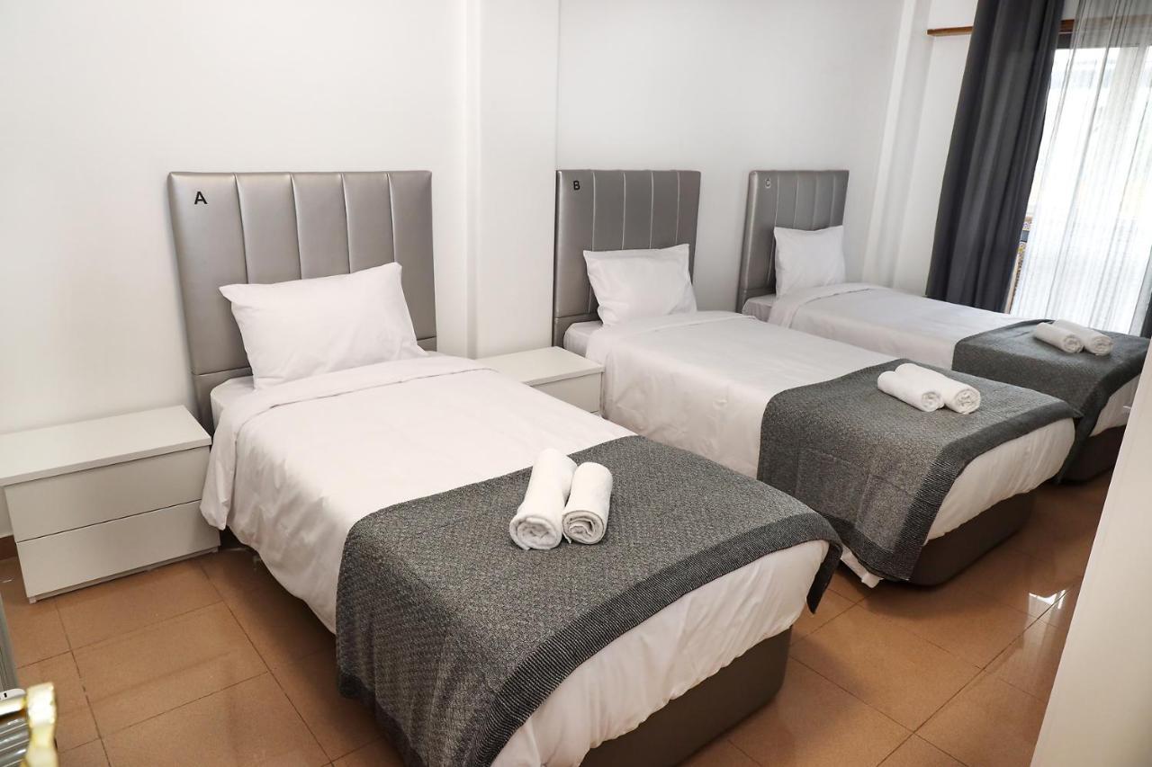 Lit Simple dans Dortoir Mixte