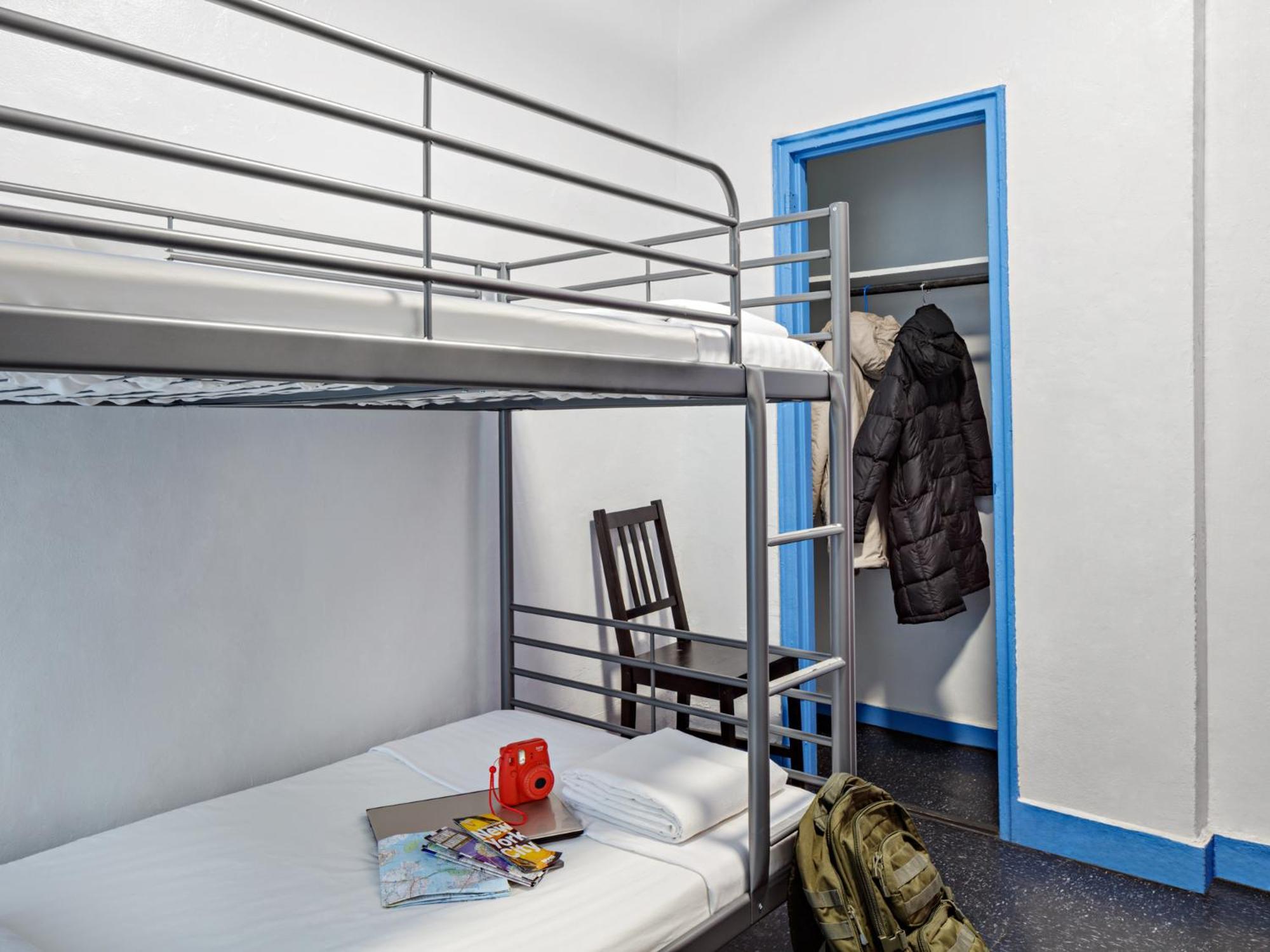 Lit Simple dans Dortoir de 2 Lits avec Salle de Bains Commune
