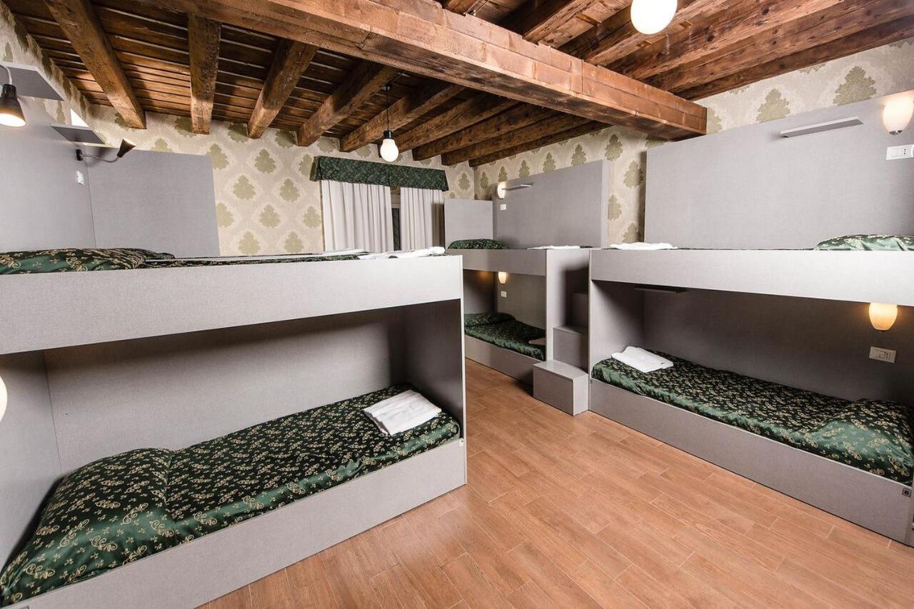 Bed 8-Bed Mixed Dormitory Room