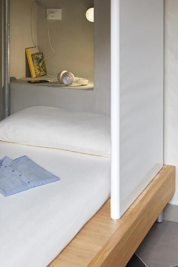 Sextuple Room with Shared External Bathroom,975038086:JPEG