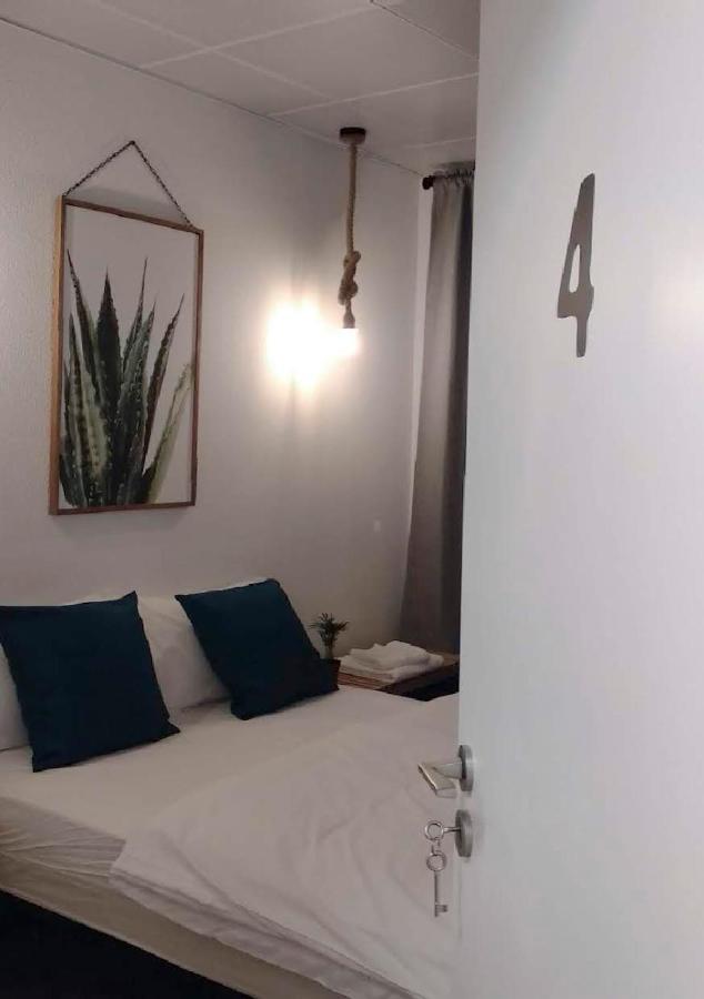Standard Double Room with Shared Bathroom,1292896750:JPEG