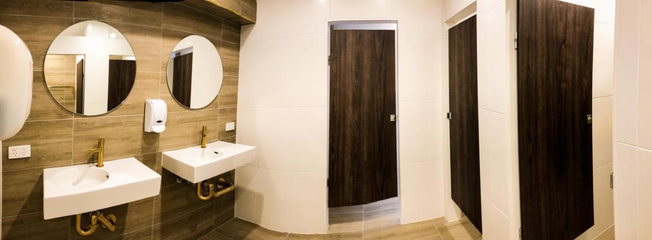Chambre Lits Jumeaux avec Salle de Bains Commune