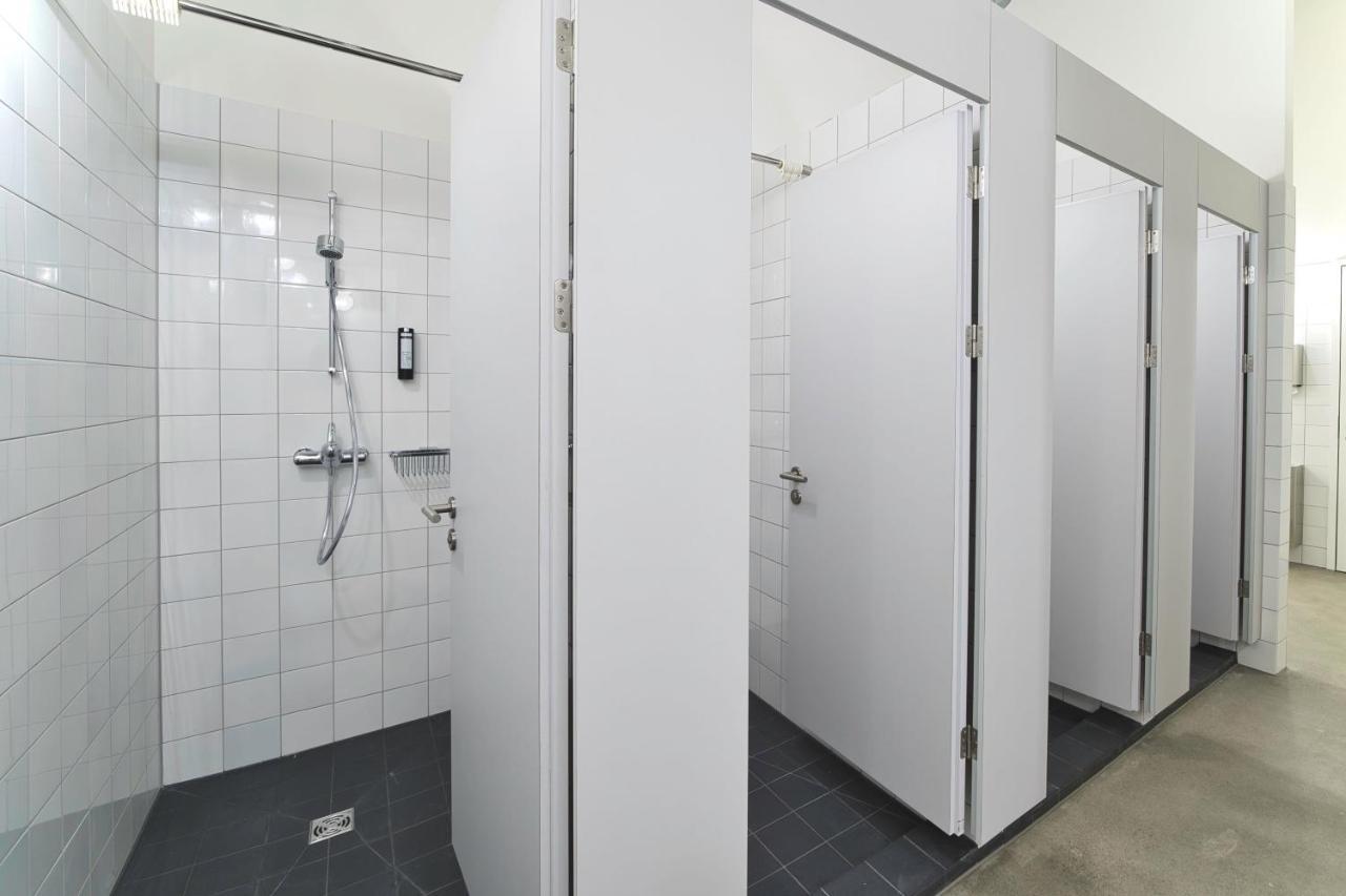Chambre avec 4 Lits Simples et Salle de Bains Commune