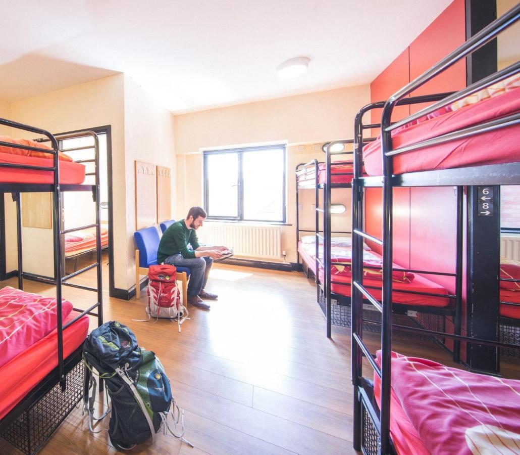 Lit dans Dortoir pour Hommes de 17 Lits
