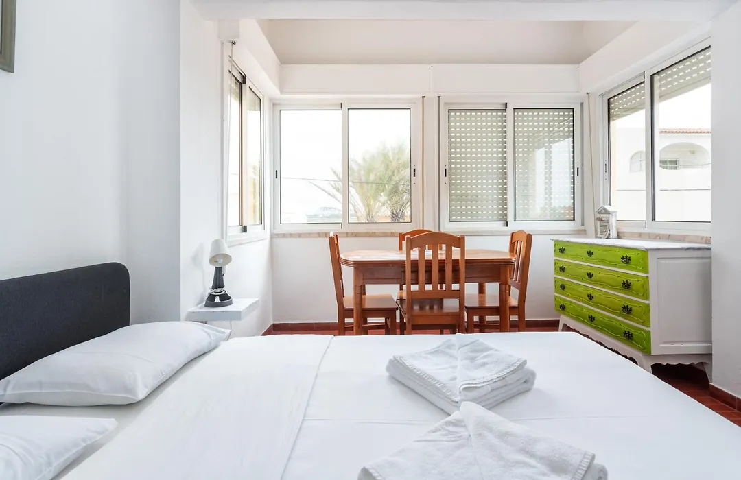 Blife Faro Beach Hostel & Rooms-1