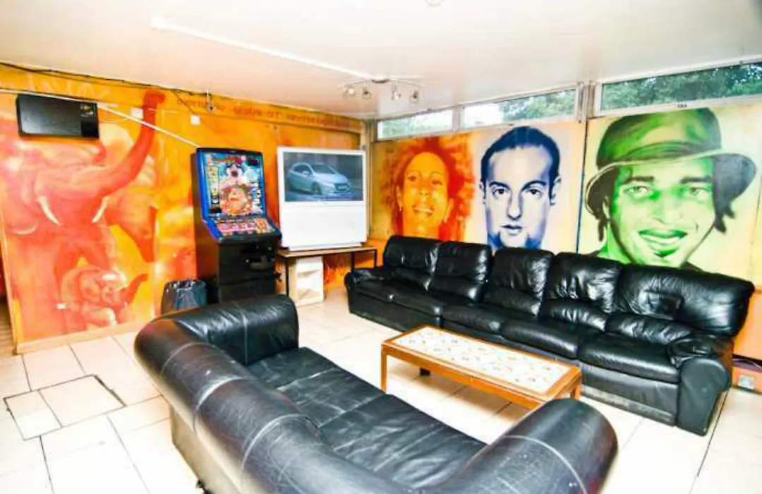Kensal Green Backpackers-1