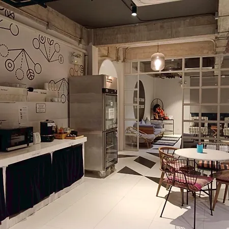 Bedspread Hostel (Adults Only)-3