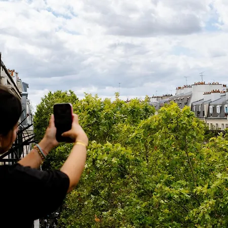 Glint Paris-2