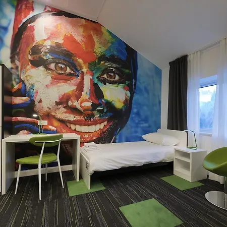 Hostel 365 For U-2
