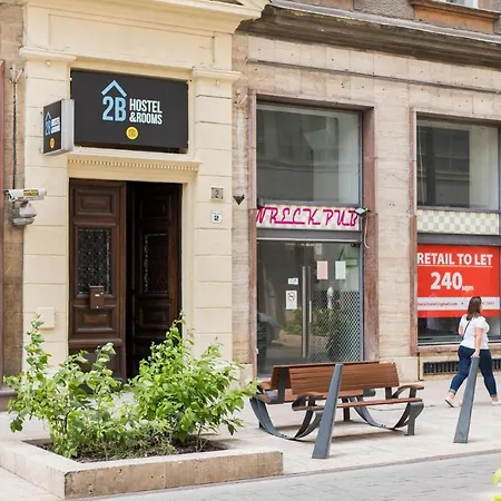 2B Hostel & Rooms-3