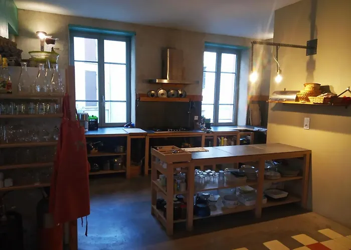 La Maison Rouge - Backpacker Hostel Saint-Etienne 