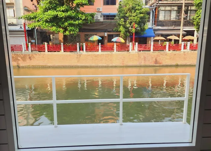 Line Bangkok Hostel