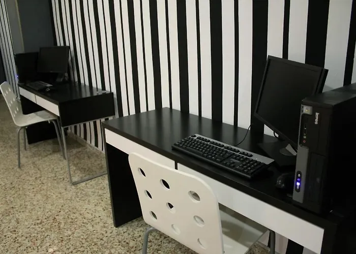 Quart Youth Hostel & Apartments Valence